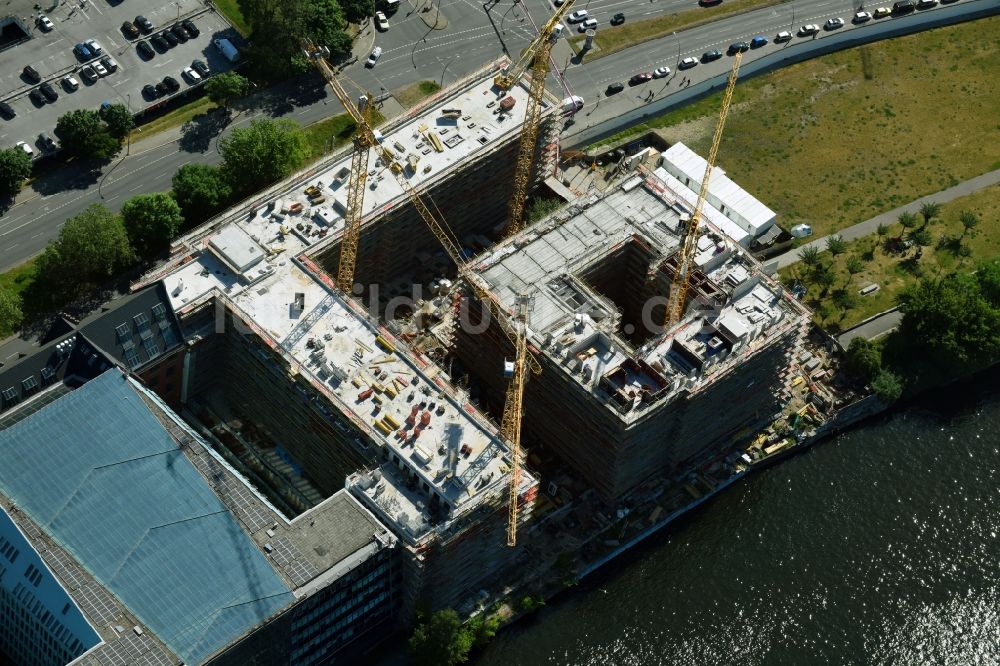 Luftaufnahme Berlin - Neubau- Hochhaus- Baustelle der Hotelanlage am Stralauer Platz am Ufer der Spree im Stadtteil Friedrichshain in Berlin