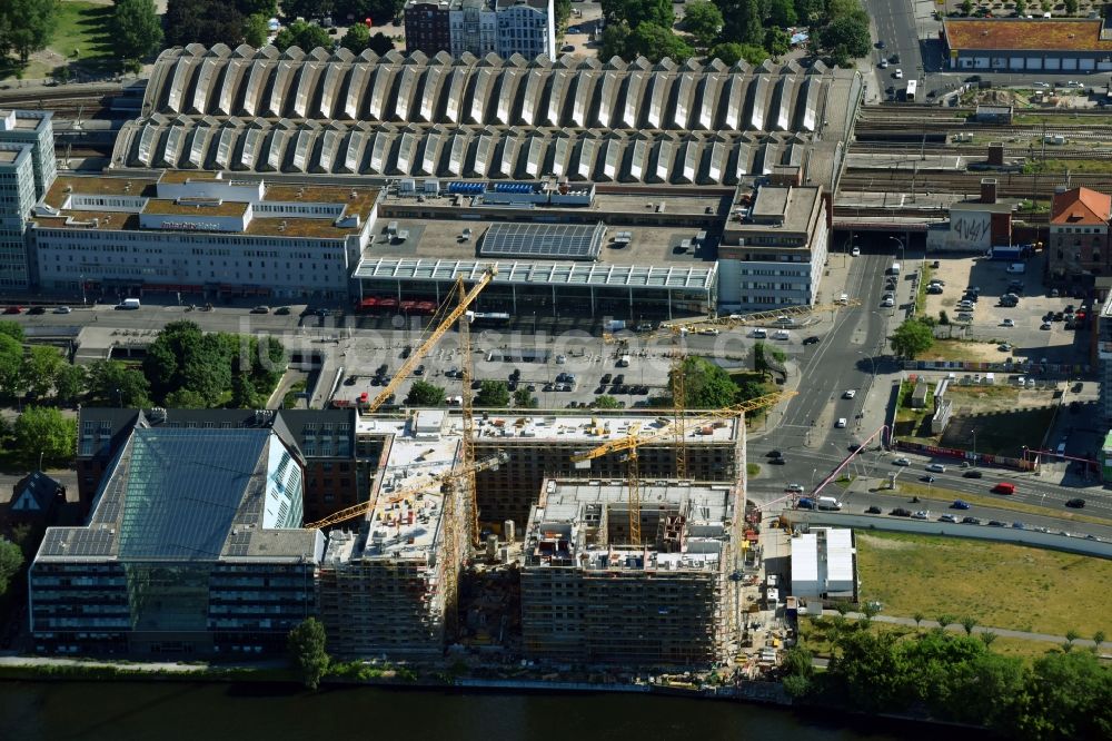 Berlin aus der Vogelperspektive: Neubau- Hochhaus- Baustelle der Hotelanlage am Stralauer Platz am Ufer der Spree im Stadtteil Friedrichshain in Berlin