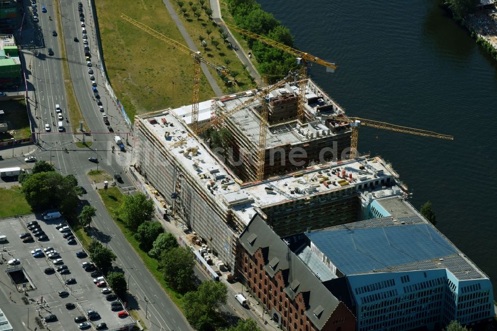 Luftbild Berlin - Neubau- Hochhaus- Baustelle der Hotelanlage am Stralauer Platz am Ufer der Spree im Stadtteil Friedrichshain in Berlin