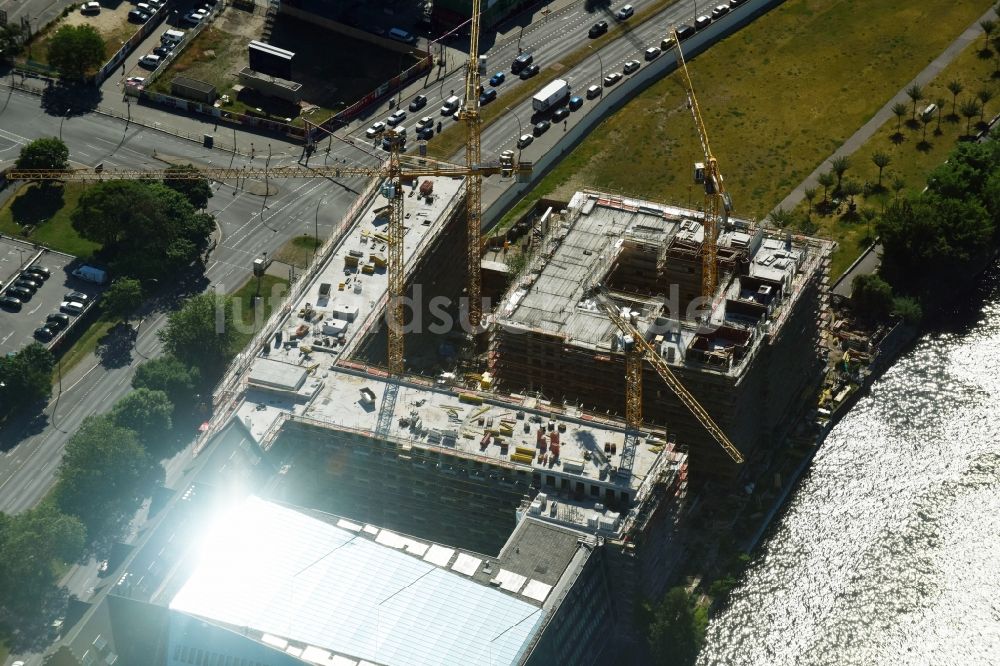 Luftaufnahme Berlin - Neubau- Hochhaus- Baustelle der Hotelanlage am Stralauer Platz am Ufer der Spree im Stadtteil Friedrichshain in Berlin