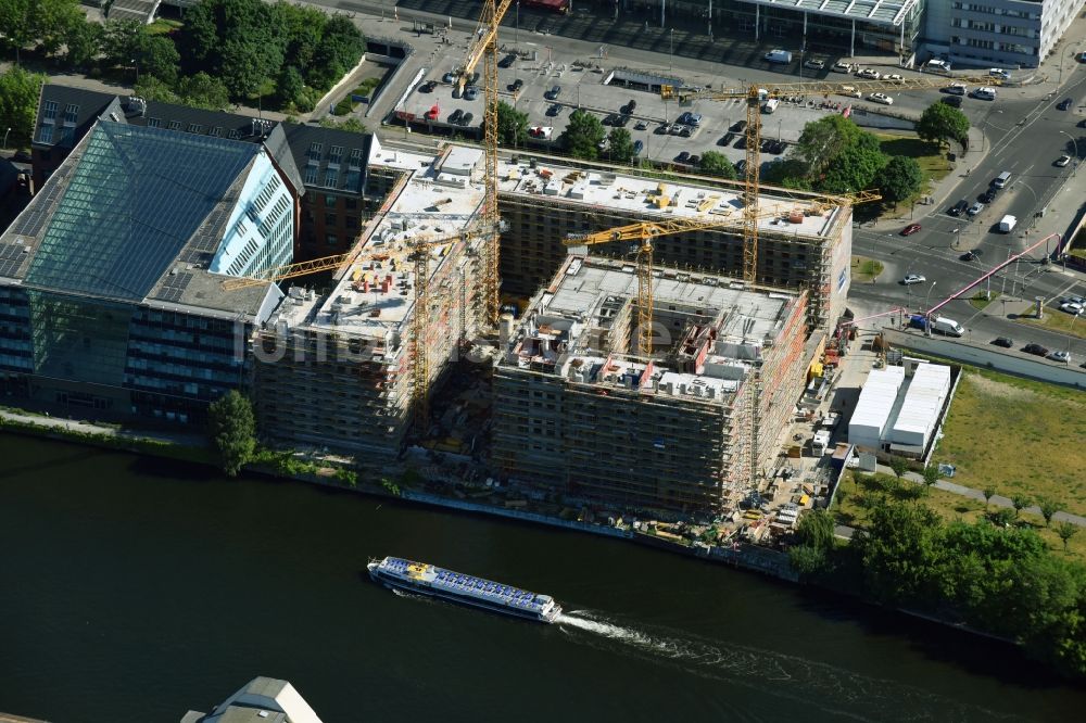 Berlin von oben - Neubau- Hochhaus- Baustelle der Hotelanlage am Stralauer Platz am Ufer der Spree im Stadtteil Friedrichshain in Berlin