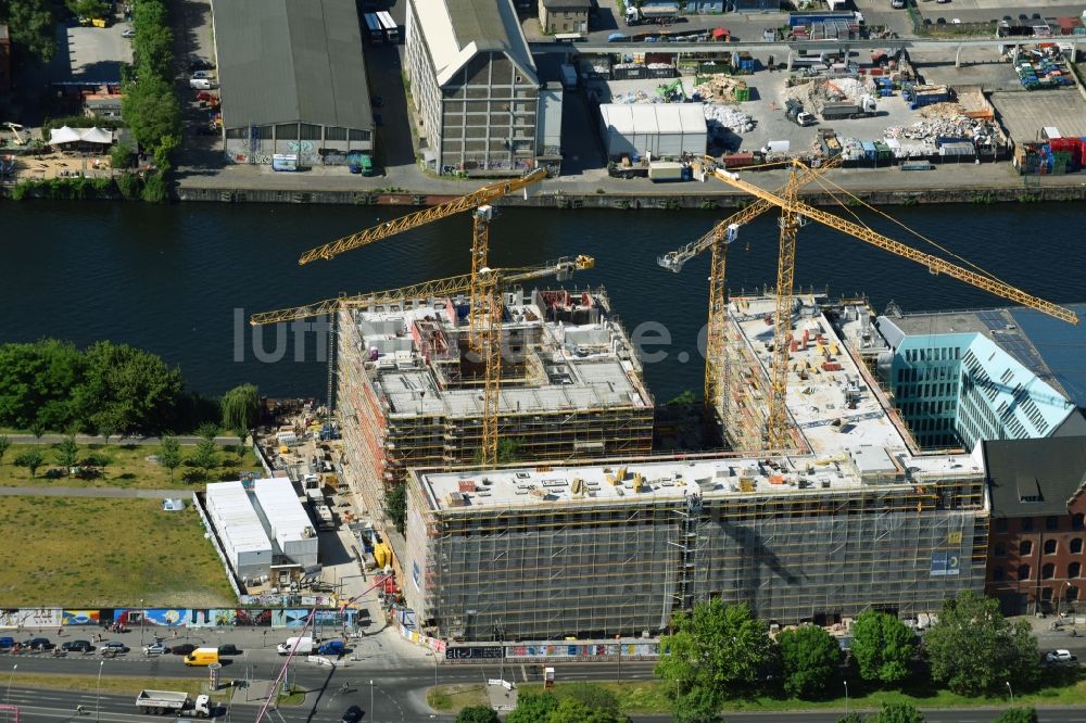 Berlin aus der Vogelperspektive: Neubau- Hochhaus- Baustelle der Hotelanlage am Stralauer Platz am Ufer der Spree im Stadtteil Friedrichshain in Berlin