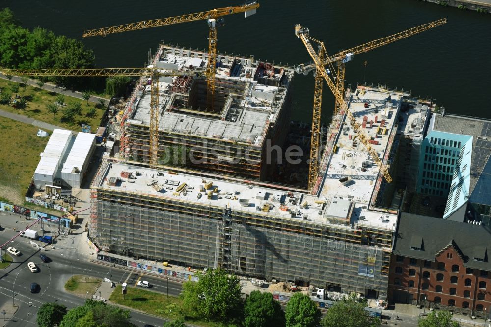 Luftbild Berlin - Neubau- Hochhaus- Baustelle der Hotelanlage am Stralauer Platz am Ufer der Spree im Stadtteil Friedrichshain in Berlin