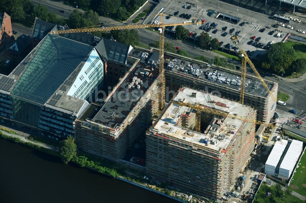 Berlin aus der Vogelperspektive: Neubau- Hochhaus- Baustelle der Hotelanlage am Stralauer Platz am Ufer der Spree im Stadtteil Friedrichshain in Berlin