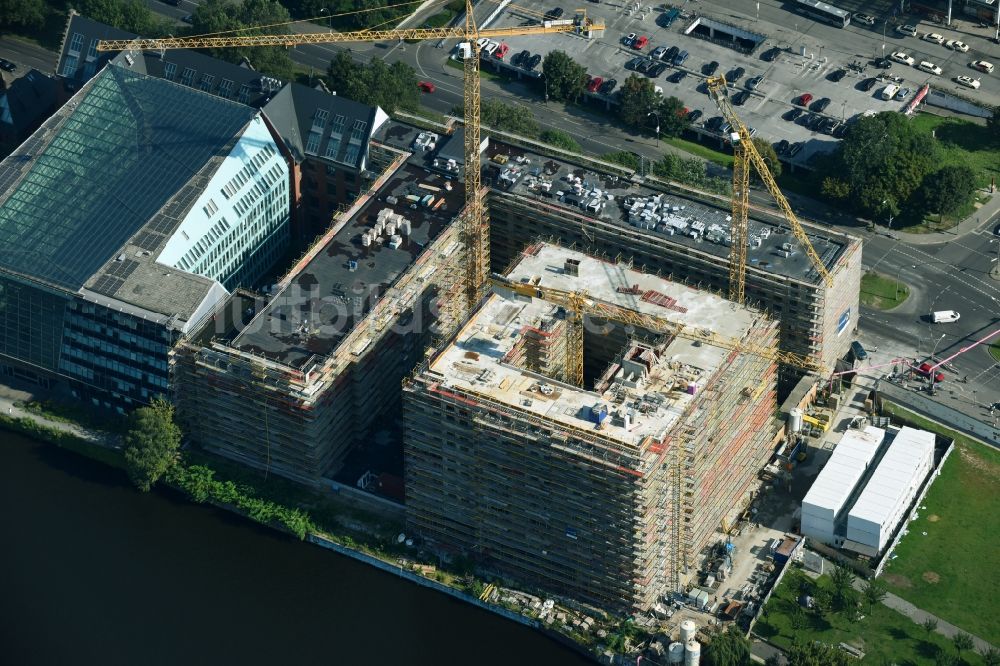 Luftbild Berlin - Neubau- Hochhaus- Baustelle der Hotelanlage am Stralauer Platz am Ufer der Spree im Stadtteil Friedrichshain in Berlin