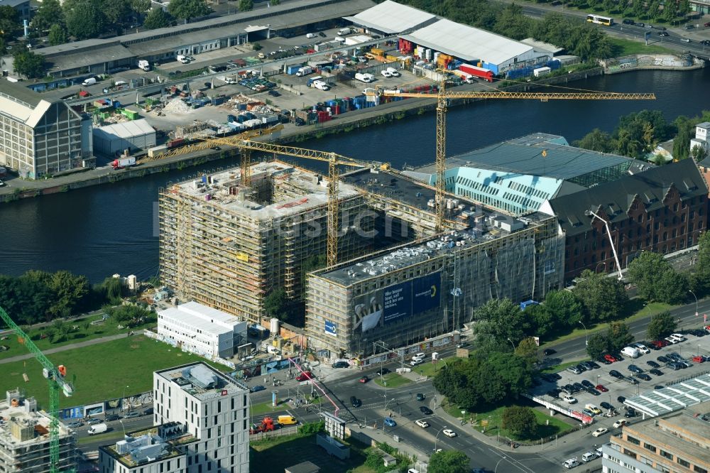 Berlin aus der Vogelperspektive: Neubau- Hochhaus- Baustelle der Hotelanlage am Stralauer Platz am Ufer der Spree im Stadtteil Friedrichshain in Berlin