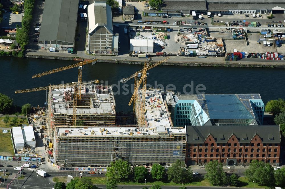 Berlin aus der Vogelperspektive: Neubau- Hochhaus- Baustelle der Hotelanlage am Stralauer Platz am Ufer der Spree im Stadtteil Friedrichshain in Berlin