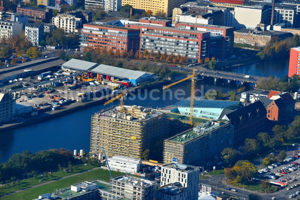 Berlin aus der Vogelperspektive: Neubau- Hochhaus- Baustelle der Hotelanlage am Stralauer Platz am Ufer der Spree im Stadtteil Friedrichshain in Berlin