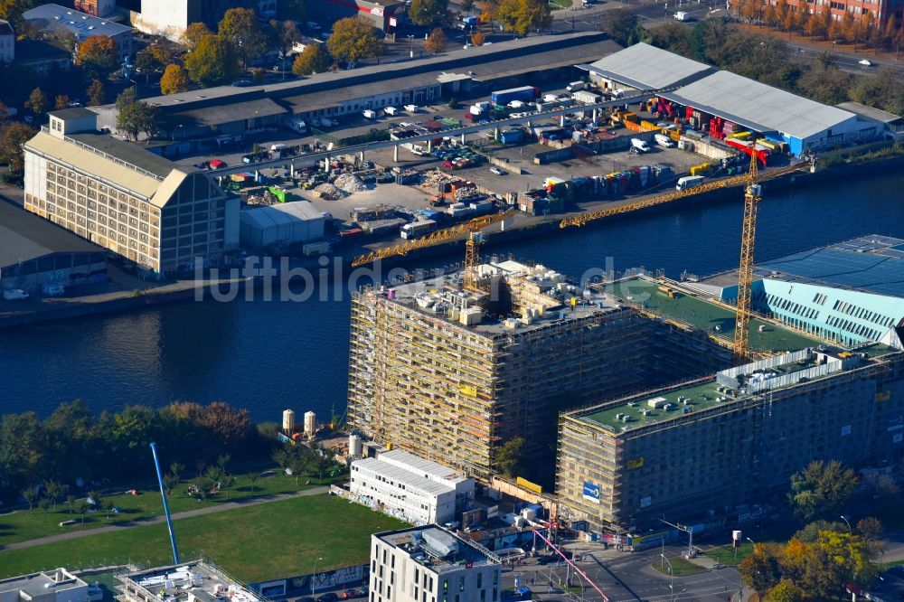 Luftaufnahme Berlin - Neubau- Hochhaus- Baustelle der Hotelanlage am Stralauer Platz am Ufer der Spree im Stadtteil Friedrichshain in Berlin