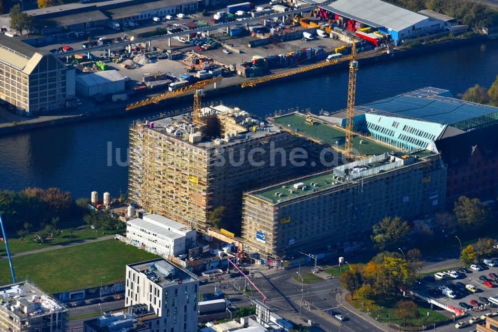 Berlin von oben - Neubau- Hochhaus- Baustelle der Hotelanlage am Stralauer Platz am Ufer der Spree im Stadtteil Friedrichshain in Berlin