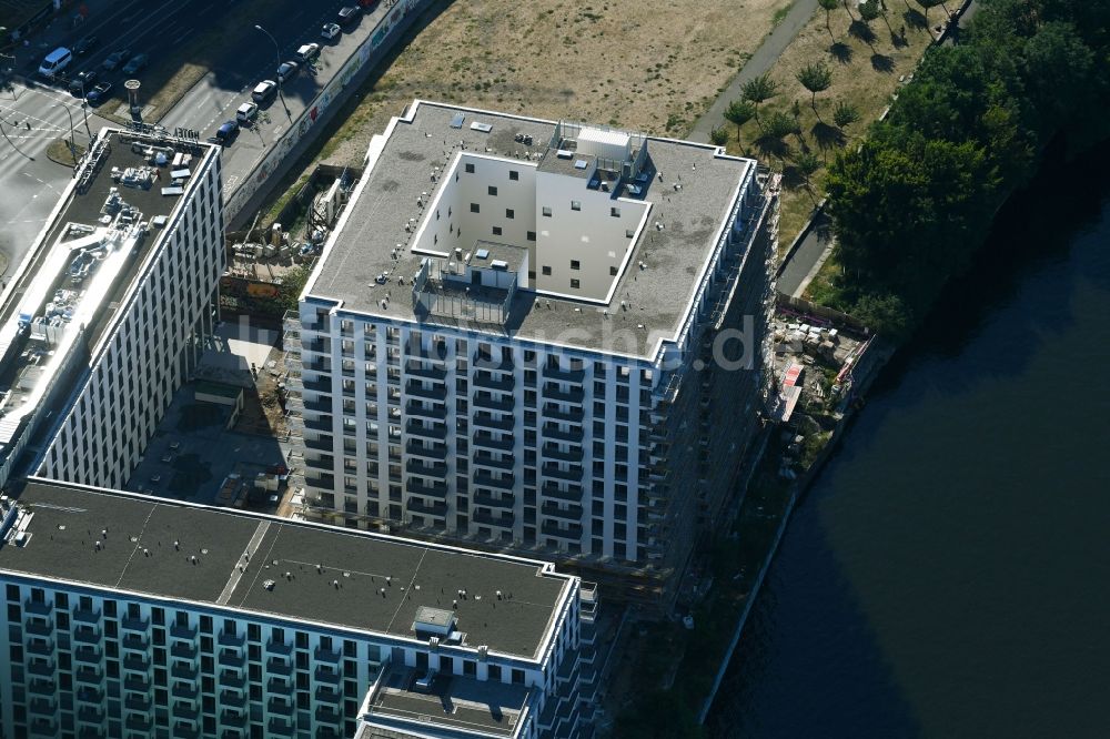 Berlin von oben - Neubau- Hochhaus- Baustelle der Hotelanlage am Stralauer Platz am Ufer der Spree im Stadtteil Friedrichshain in Berlin