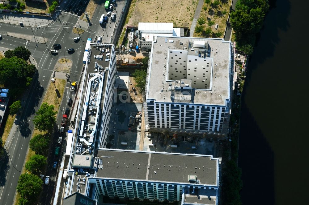 Luftaufnahme Berlin - Neubau- Hochhaus- Baustelle der Hotelanlage am Stralauer Platz am Ufer der Spree im Stadtteil Friedrichshain in Berlin