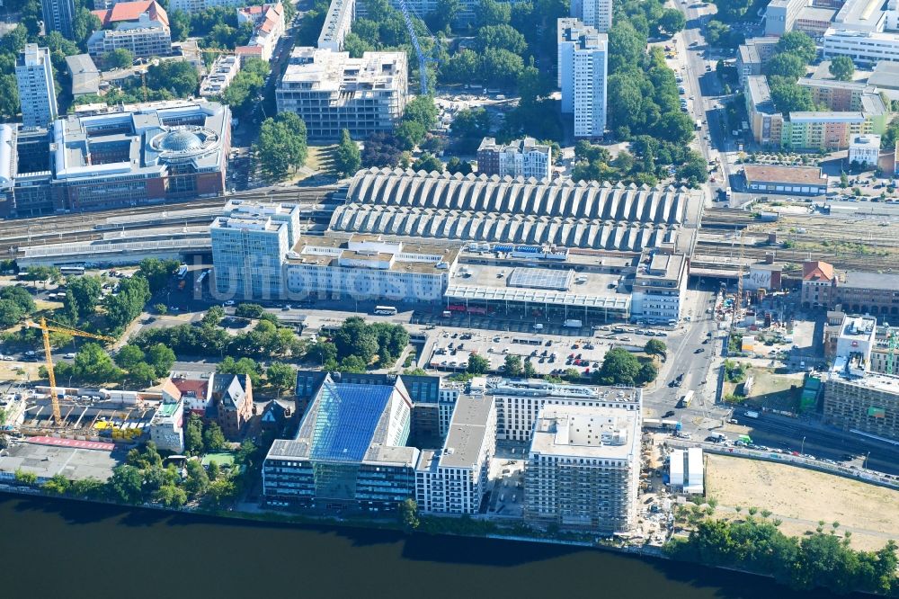 Berlin aus der Vogelperspektive: Neubau- Hochhaus- Baustelle der Hotelanlage am Stralauer Platz am Ufer der Spree im Stadtteil Friedrichshain in Berlin