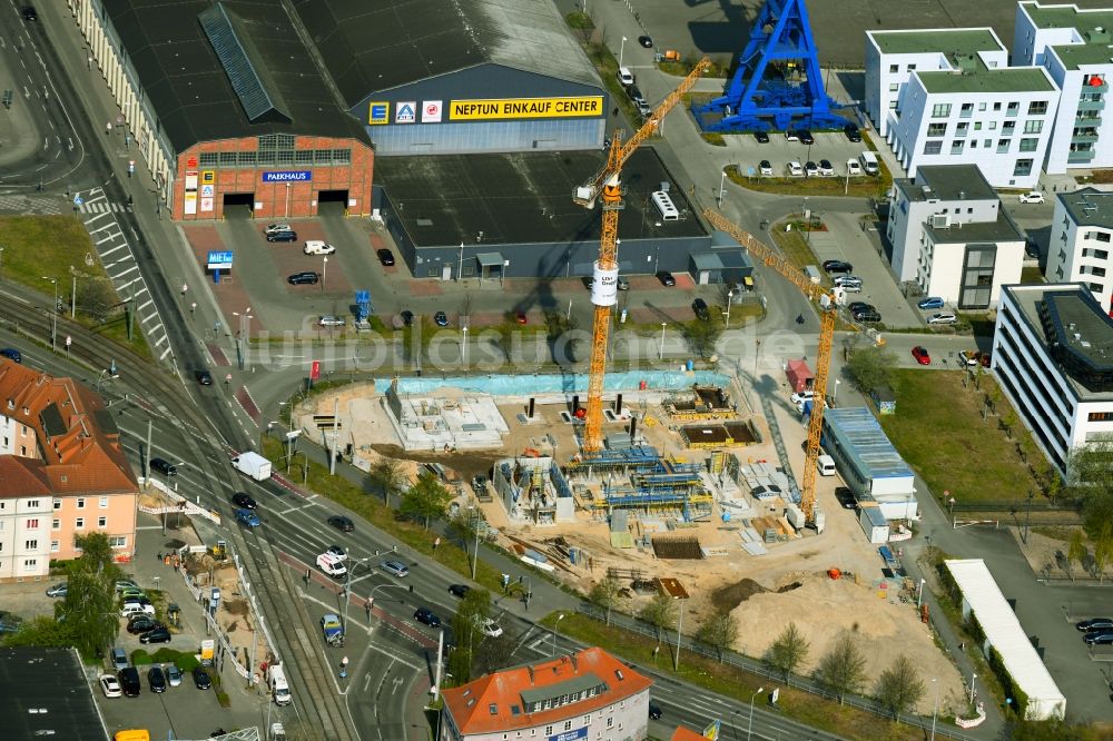 Rostock von oben - Neubau- Hochhaus- Baustelle der Hotelanlage am Werftdreieck im Ortsteil Kröpeliner-Tor-Vorstadt in Rostock im Bundesland Mecklenburg-Vorpommern, Deutschland