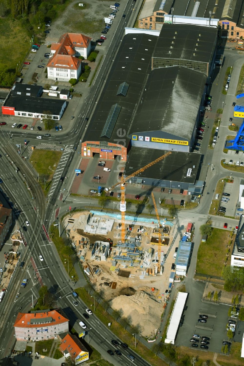 Luftaufnahme Rostock - Neubau- Hochhaus- Baustelle der Hotelanlage am Werftdreieck im Ortsteil Kröpeliner-Tor-Vorstadt in Rostock im Bundesland Mecklenburg-Vorpommern, Deutschland