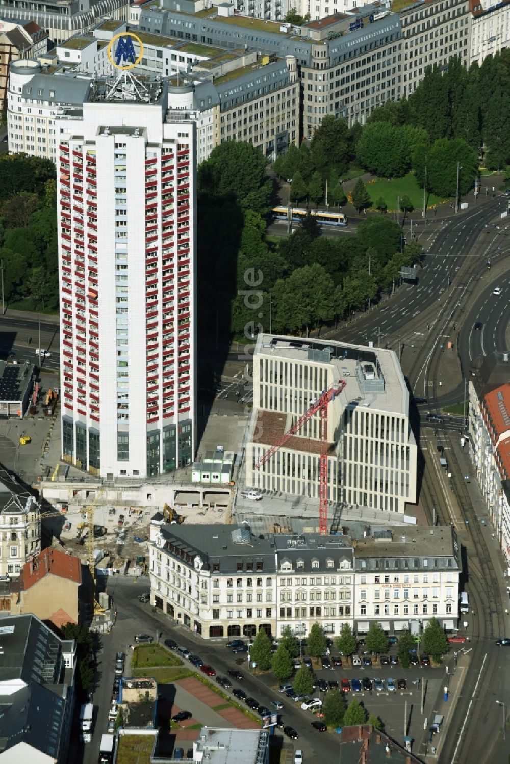 Leipzig von oben - Neubau des Hochhaus- Gebäudekomplexes der Leipziger Wohnungs- und Baugesellschaft (LWB) am Wintergartenhochhaus in Leipzig im Bundesland Sachsen