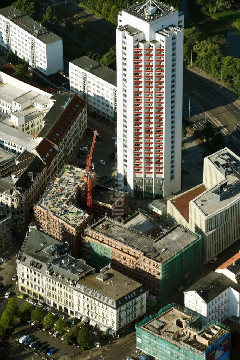 Luftaufnahme Leipzig - Neubau des Hochhaus- Gebäudekomplexes der Leipziger Wohnungs- und Baugesellschaft (LWB) am Wintergartenhochhaus in Leipzig im Bundesland Sachsen