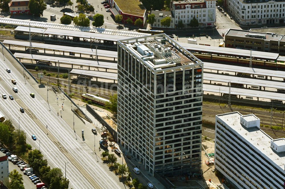 Luftaufnahme Berlin - Neubau des Hochhaus- Gebäudekomplexes Q218 im Ortsteil Lichtenberg in Berlin, Deutschland