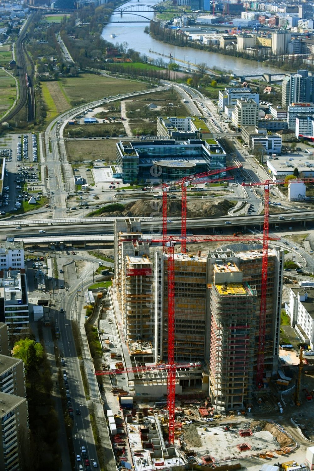 Offenbach am Main aus der Vogelperspektive: Neubau des Hochhaus- Gebäudekomplexes Stadtquartier Kaiserlei Quartier in Offenbach am Main im Bundesland Hessen, Deutschland