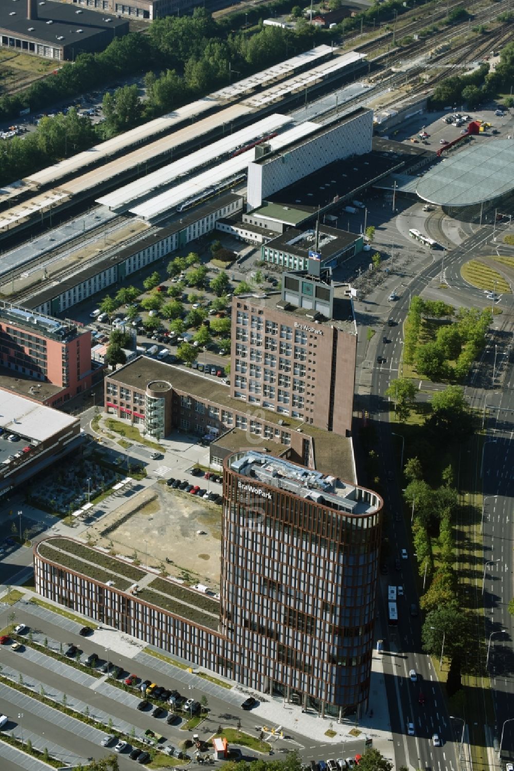 Braunschweig aus der Vogelperspektive: Neubau des Hochhauses am BRAWOPARK der Volksbank in Braunschweig im Bundesland Niedersachsen