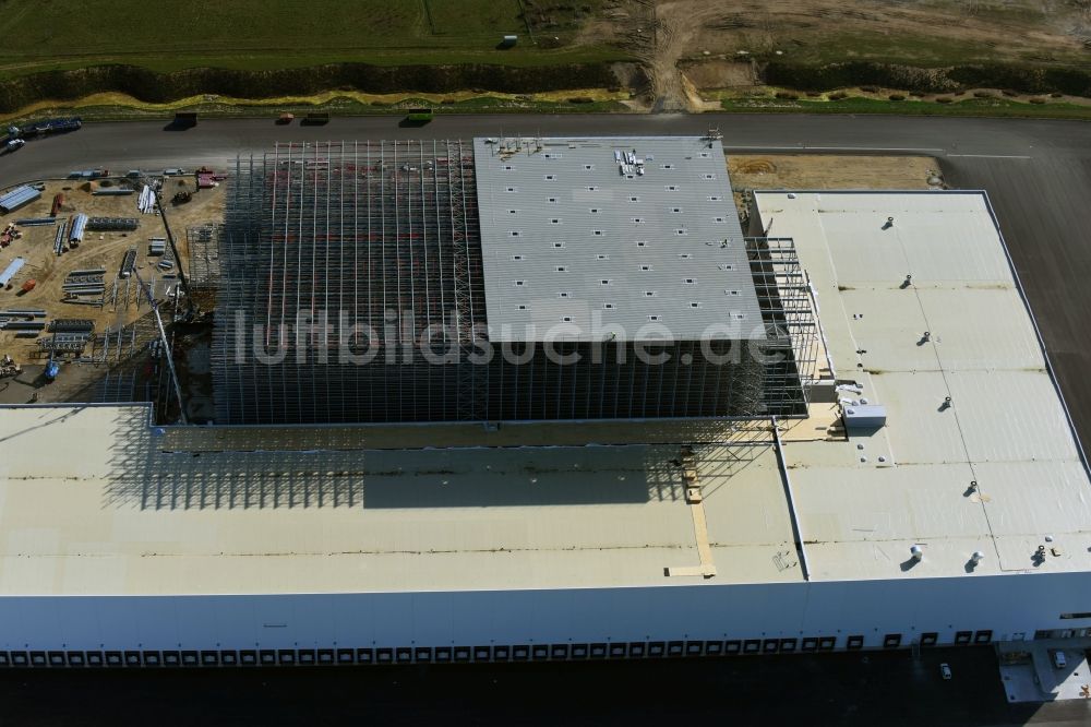 Günthersdorf von oben - Neubau eines Hochregal- Lager-Gebäudekomplex und Logistikzentrum auf dem Gelände der Höffner Möbelgesellschaft GmbH & Co.KG in Günthersdorf im Bundesland Sachsen-Anhalt