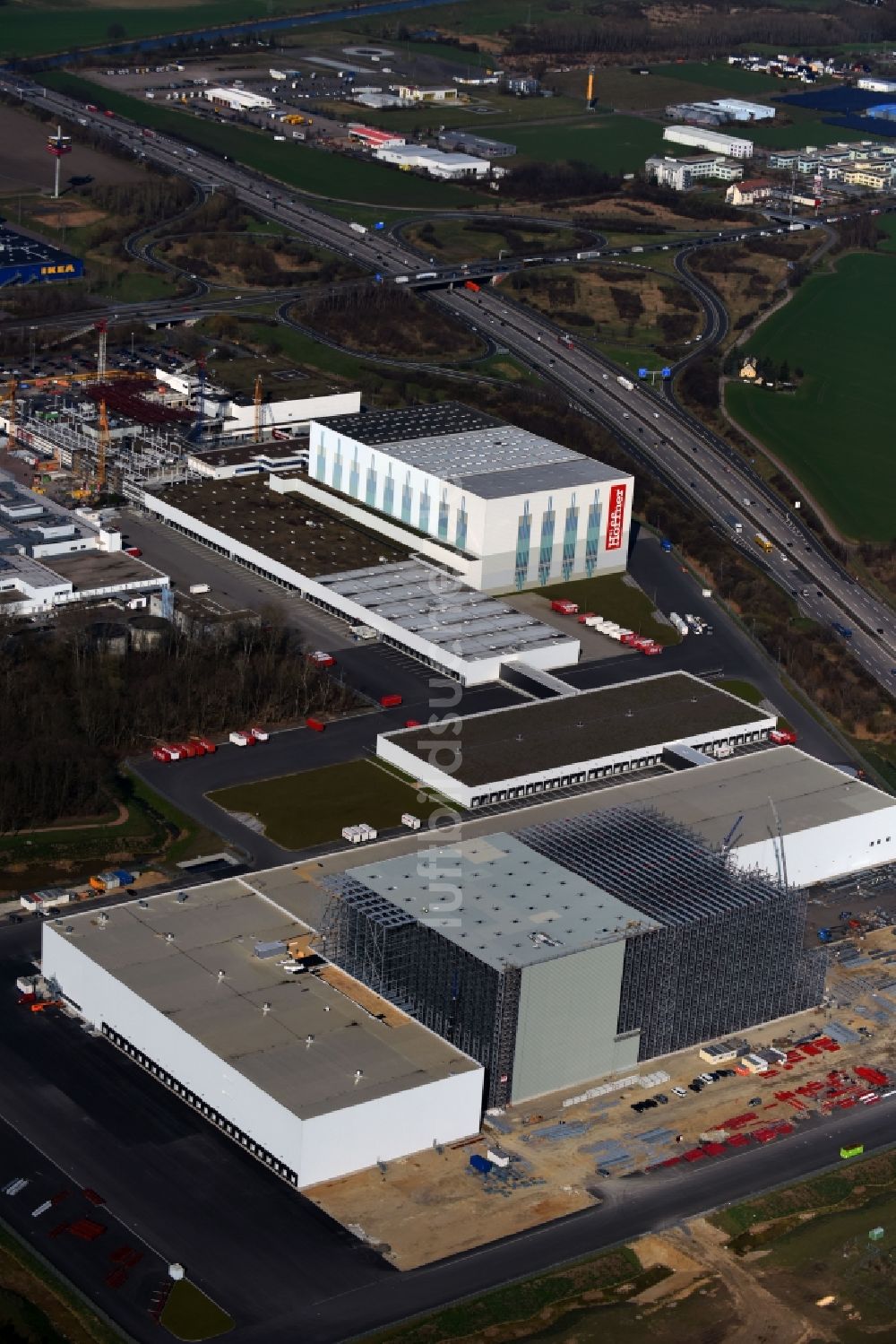 Luftaufnahme Günthersdorf - Neubau eines Hochregal- Lager-Gebäudekomplex und Logistikzentrum auf dem Gelände der Höffner Möbelgesellschaft GmbH & Co.KG in Günthersdorf im Bundesland Sachsen-Anhalt