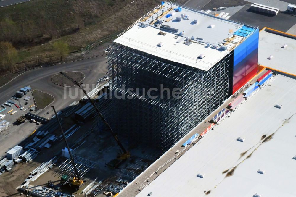 Wustermark von oben - Neubau eines Hochregal- Lager-Gebäudekomplex und Logistikzentrum auf dem Gelände dm VZ Verteilerzentrum in Wustermark im Bundesland Brandenburg, Deutschland