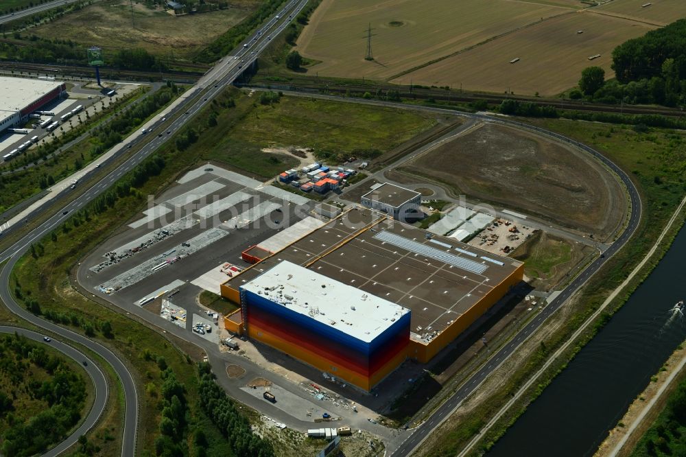 Wustermark aus der Vogelperspektive: Neubau eines Hochregal- Lager-Gebäudekomplex und Logistikzentrum auf dem Gelände dm VZ Verteilerzentrum in Wustermark im Bundesland Brandenburg, Deutschland