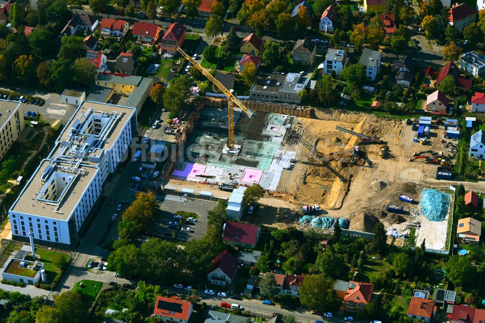 Luftaufnahme Berlin - Neubau Holzbauprojekt und Mehrfamilienhaus-Wohnanlage im Ortsteil Kaulsdorf in Berlin, Deutschland