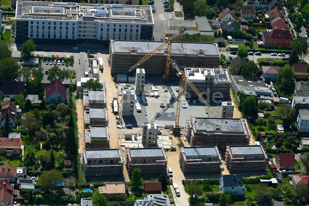 Luftaufnahme Berlin - Neubau Holzbauprojekt und Mehrfamilienhaus-Wohnanlage im Ortsteil Kaulsdorf in Berlin, Deutschland