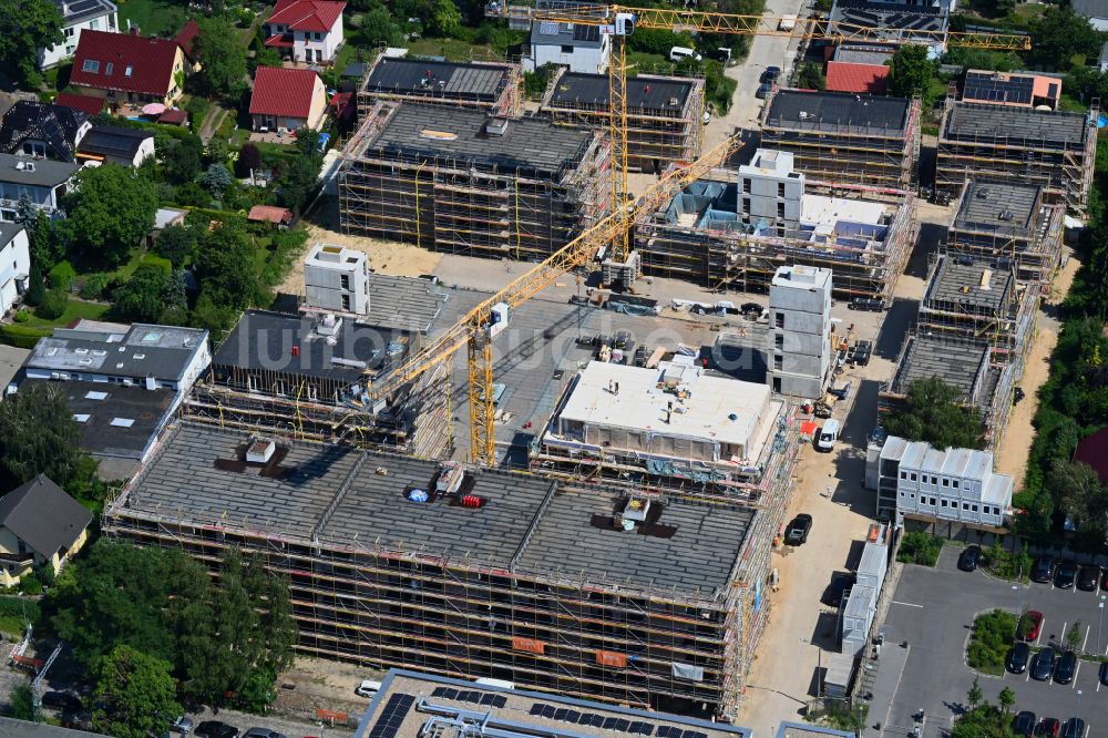 Luftaufnahme Berlin - Neubau Holzbauprojekt und Mehrfamilienhaus-Wohnanlage im Ortsteil Kaulsdorf in Berlin, Deutschland