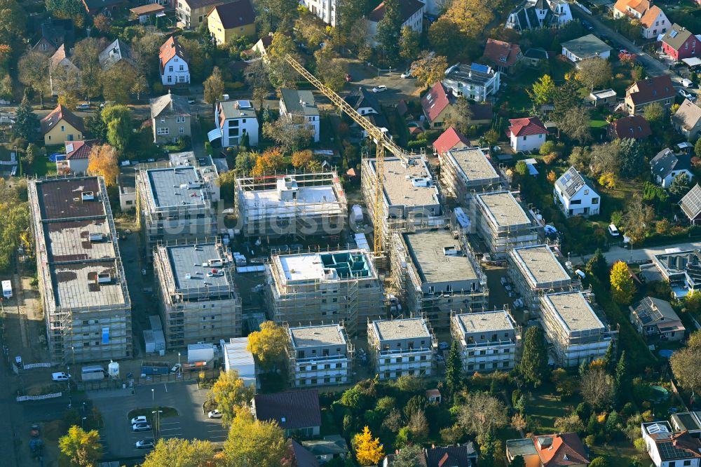 Luftbild Berlin - Neubau Holzbauprojekt und Mehrfamilienhaus-Wohnanlage im Ortsteil Kaulsdorf in Berlin, Deutschland