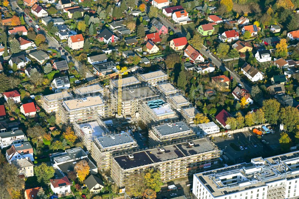 Luftbild Berlin - Neubau Holzbauprojekt und Mehrfamilienhaus-Wohnanlage im Ortsteil Kaulsdorf in Berlin, Deutschland