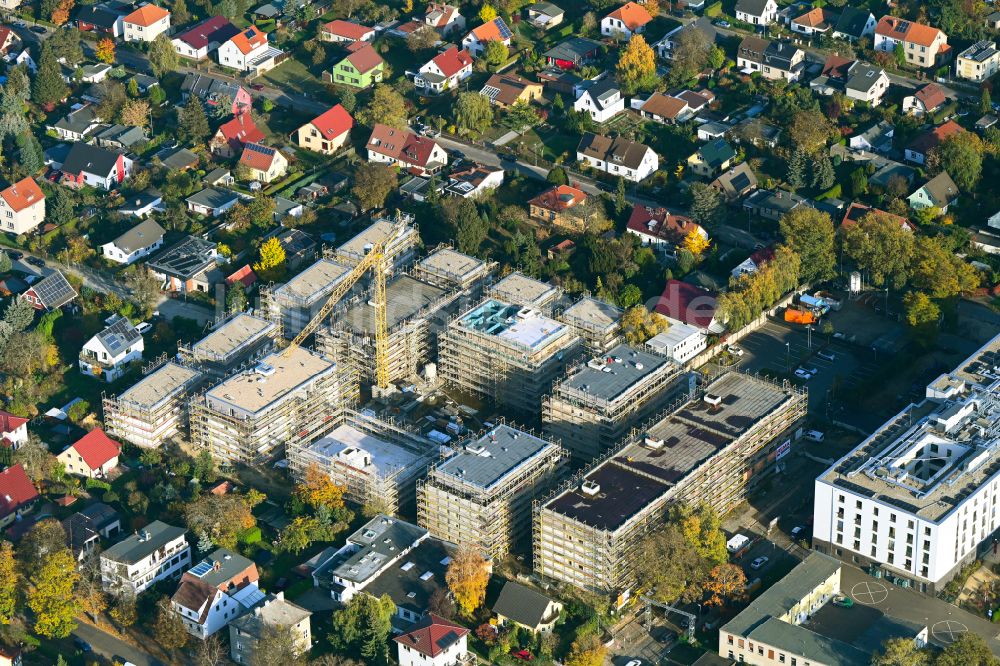 Luftaufnahme Berlin - Neubau Holzbauprojekt und Mehrfamilienhaus-Wohnanlage im Ortsteil Kaulsdorf in Berlin, Deutschland