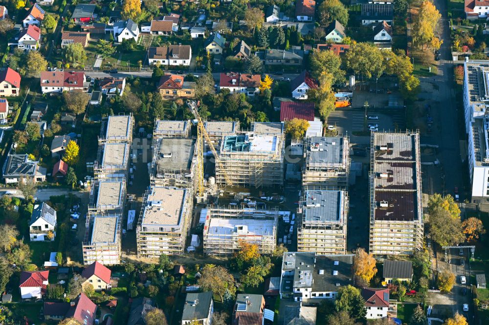 Berlin von oben - Neubau Holzbauprojekt und Mehrfamilienhaus-Wohnanlage im Ortsteil Kaulsdorf in Berlin, Deutschland