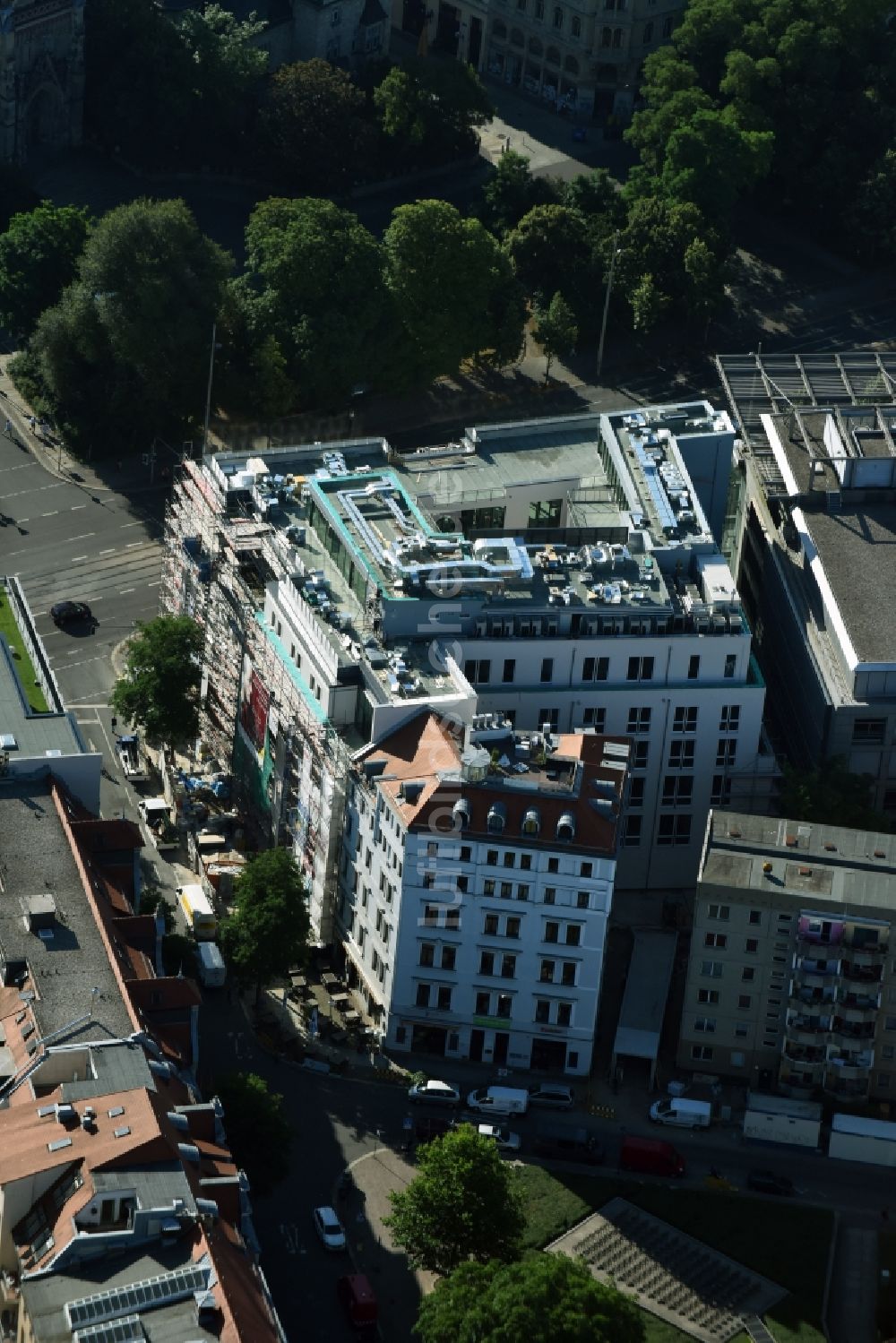 Leipzig von oben - Neubau der Hotelanlage am ehemaligen Kosmos-Haus am Dittrichring in Leipzig im Bundesland Sachsen