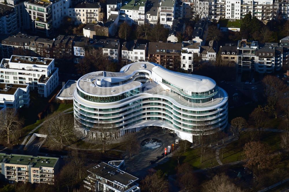 Hamburg von oben - Neubau der Hotelanlage Luxushotel The Fontenay an der Außenalster im Stadtteil Rotherbaum in Hamburg