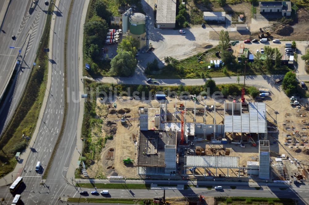 Schönefeld aus der Vogelperspektive: Neubau einer Industriehalle in der Hans-Grade-Allee in Schönefeld im Bundesland Brandenburg