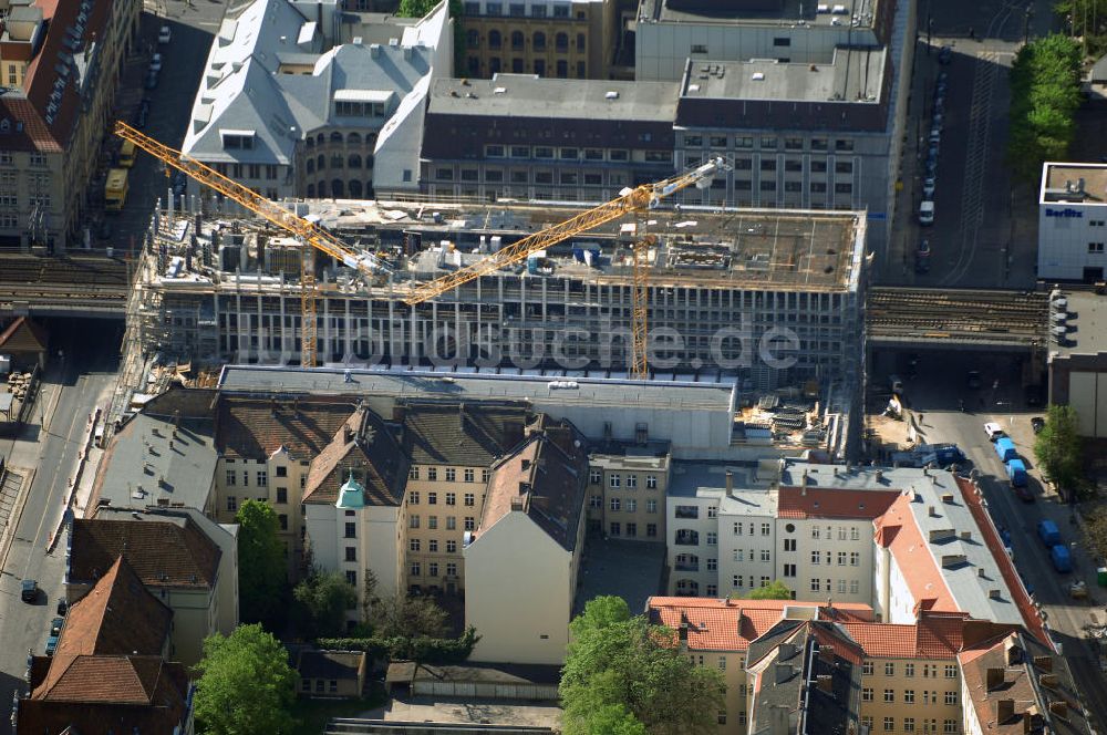 Berlin aus der Vogelperspektive: Neubau des Jakob Wilhelm Grimm Zentrum an der Geschwister-Scholl-Straße 1 in Berlin