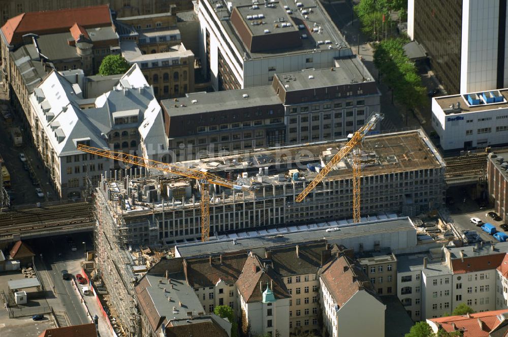 Luftbild Berlin - Neubau des Jakob Wilhelm Grimm Zentrum an der Geschwister-Scholl-Straße 1 in Berlin