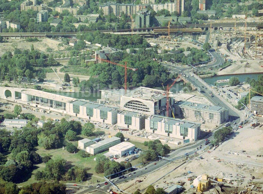 Luftaufnahme Berlin - Tiergarten - Neubau des Kanzleramtes auf dem Spreebogen am Berliner Reichstag in Berlin - Tiergarten.