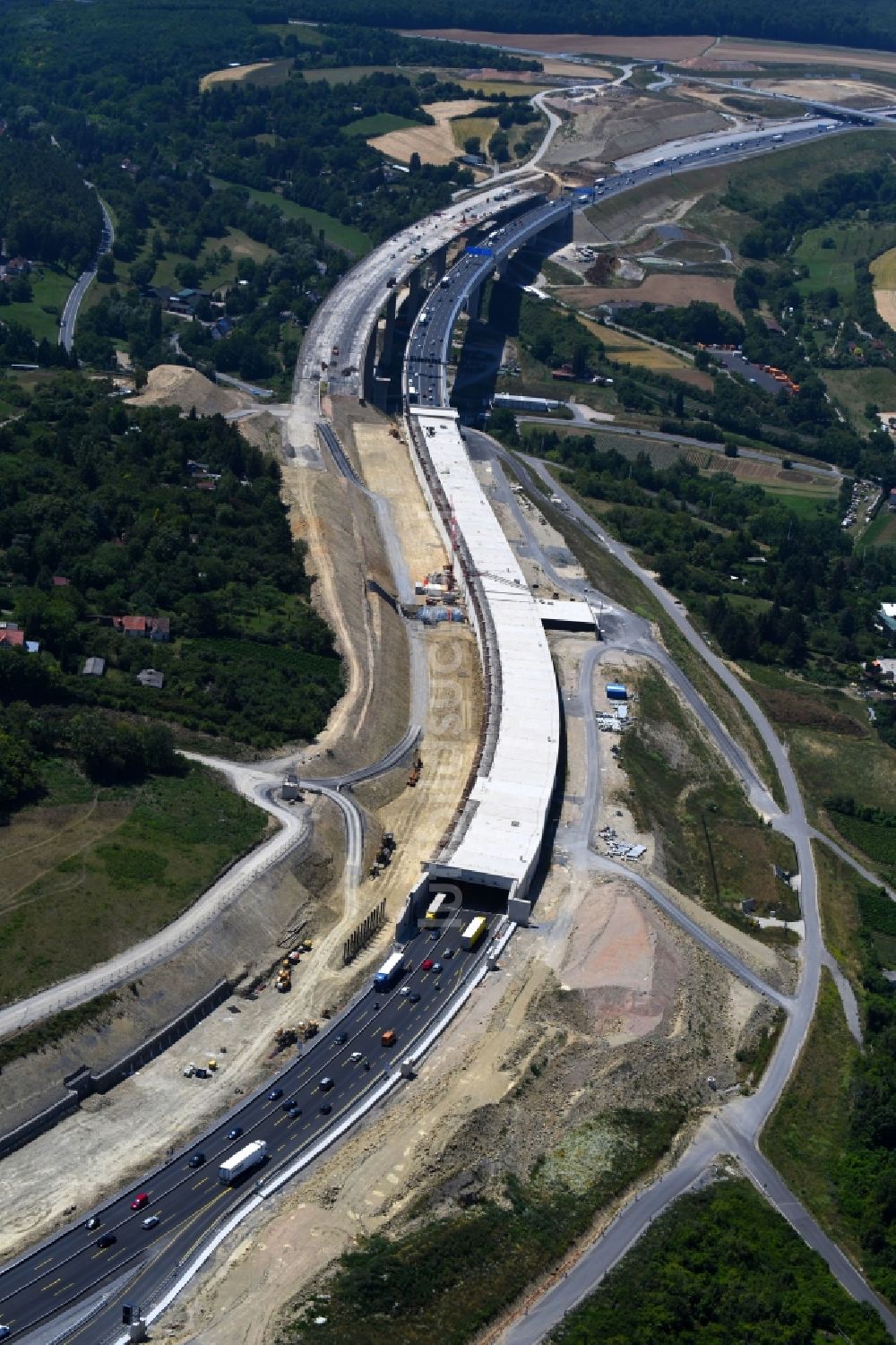 Würzburg aus der Vogelperspektive: Neubau des Katzenbergtunnel der BAB A3 im Ortsteil Heidingsfeld in Würzburg im Bundesland Bayern, Deutschland