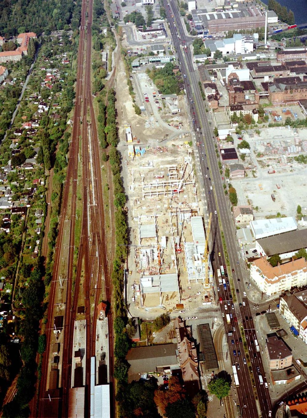 Berlin - Schöneweide aus der Vogelperspektive: Neubau eines KAUFLAND-Einkauf-Centers am S-Bhf