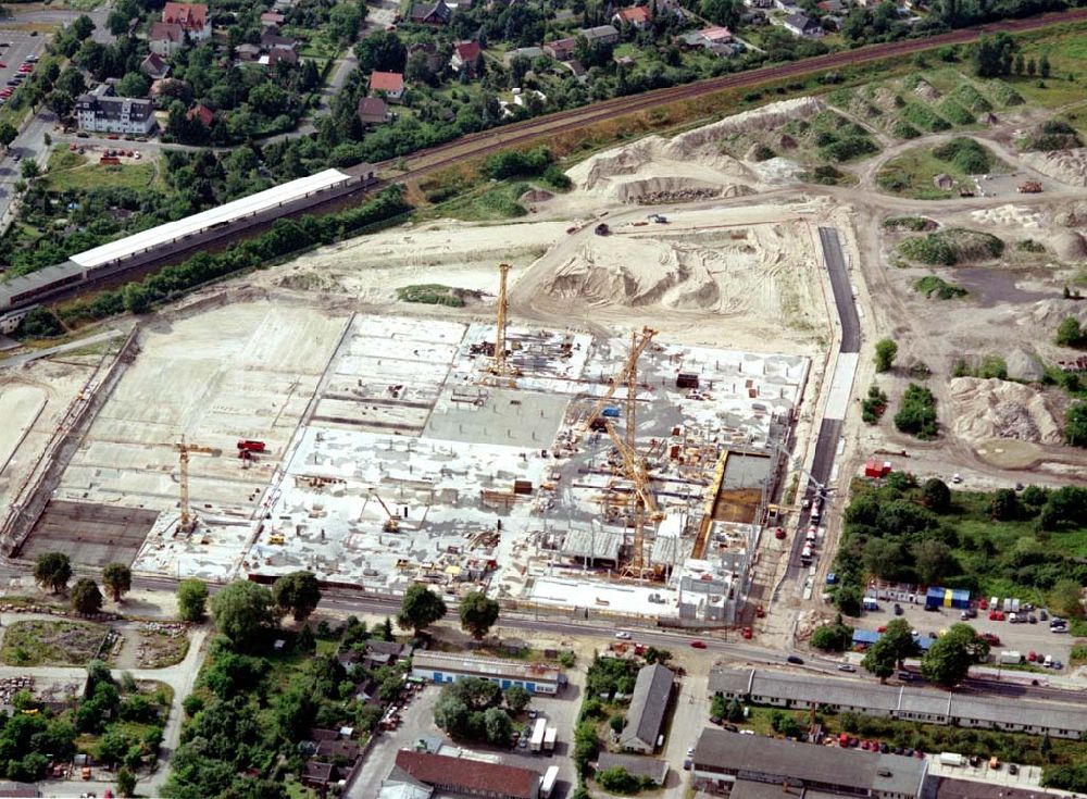 Luftaufnahme Berlin - Biesdorf - Neubau eines KAUFLAND - Einkaufszentrums am S-Bahnhof Biesdorf - Süd. 05.07.02