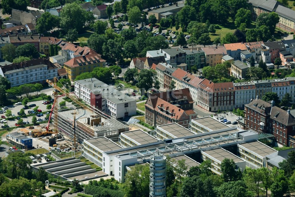 Luftaufnahme Brandenburg an der Havel - Neubau auf dem Klinikgelände des Krankenhauses Städtisches Klinikum Brandenburg GmbH an der Hochstraße in Brandenburg an der Havel im Bundesland Brandenburg, Deutschland