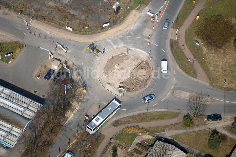 Werneuchen von oben - Neubau des Kreisverkehr Freienwalder Chaussee (B158) / Alte Hirschfelder Straße in Werneuchen