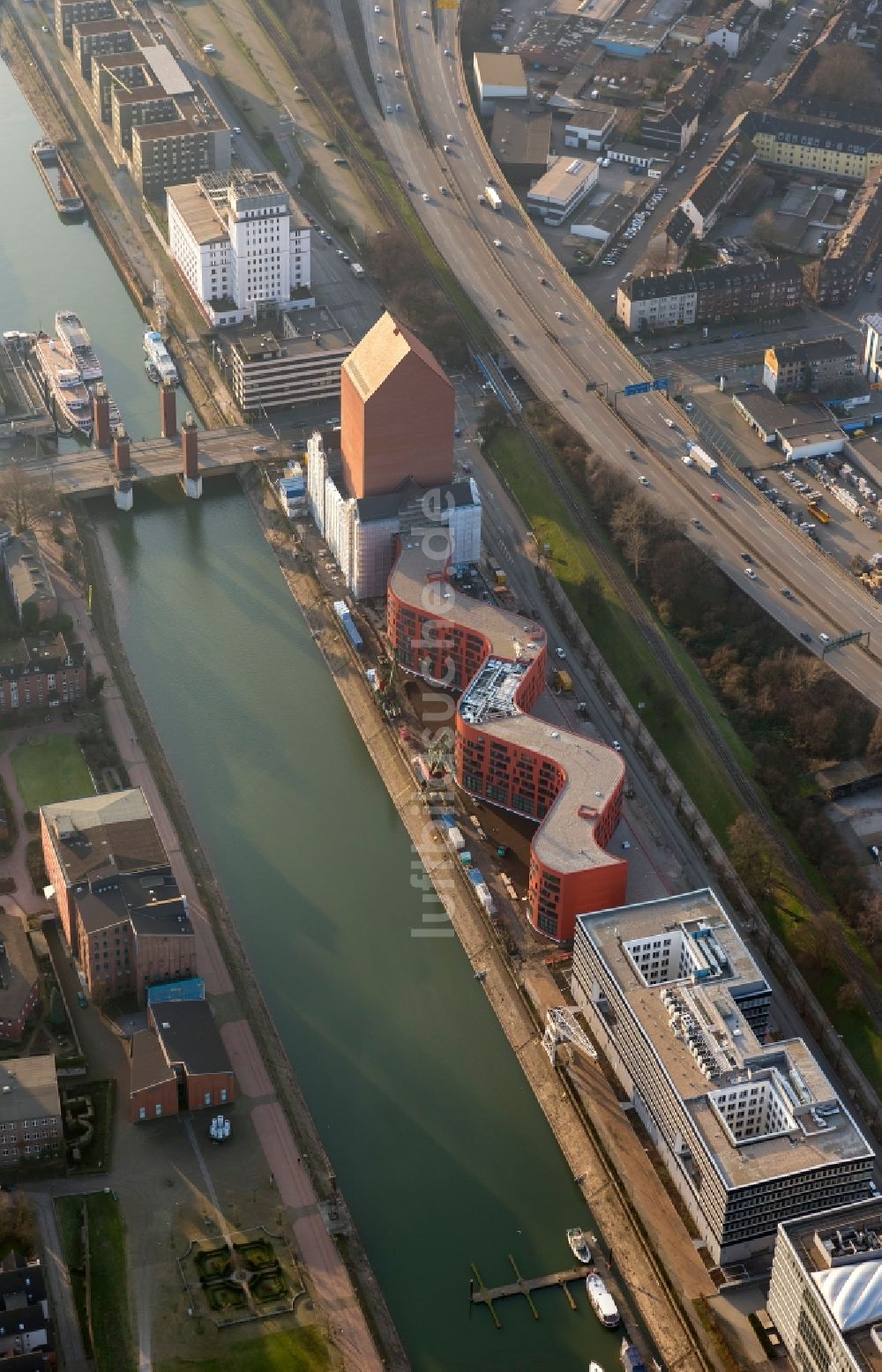 Duisburg von oben - Neubau des Landesarchiv NRW als größtes Archivgebäude Deutschlands auf einem vormaligen Kai- Gelände des Duisburger Innenhafen in Nordrhein-Westfalen