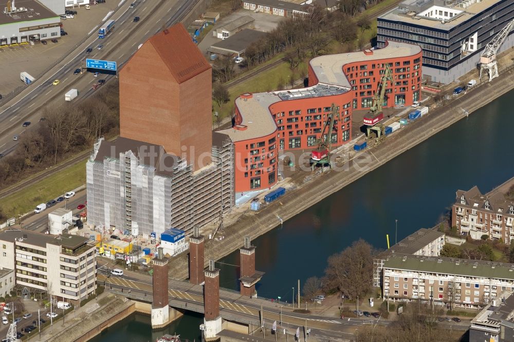 Duisburg von oben - Neubau des Landesarchiv NRW als größtes Archivgebäude Deutschlands auf einem vormaligen Kai- Gelände des Duisburger Innenhafen in Nordrhein-Westfalen