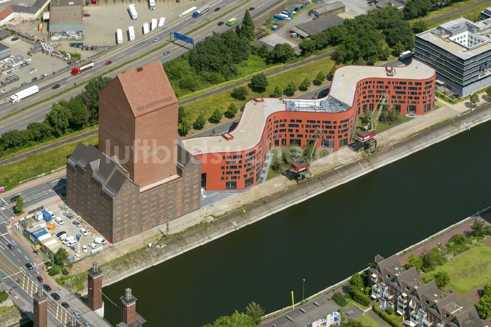 Duisburg von oben - Neubau des Landesarchiv NRW als größtes Archivgebäude Deutschlands auf einem vormaligen Kai- Gelände des Duisburger Innenhafen in Nordrhein-Westfalen