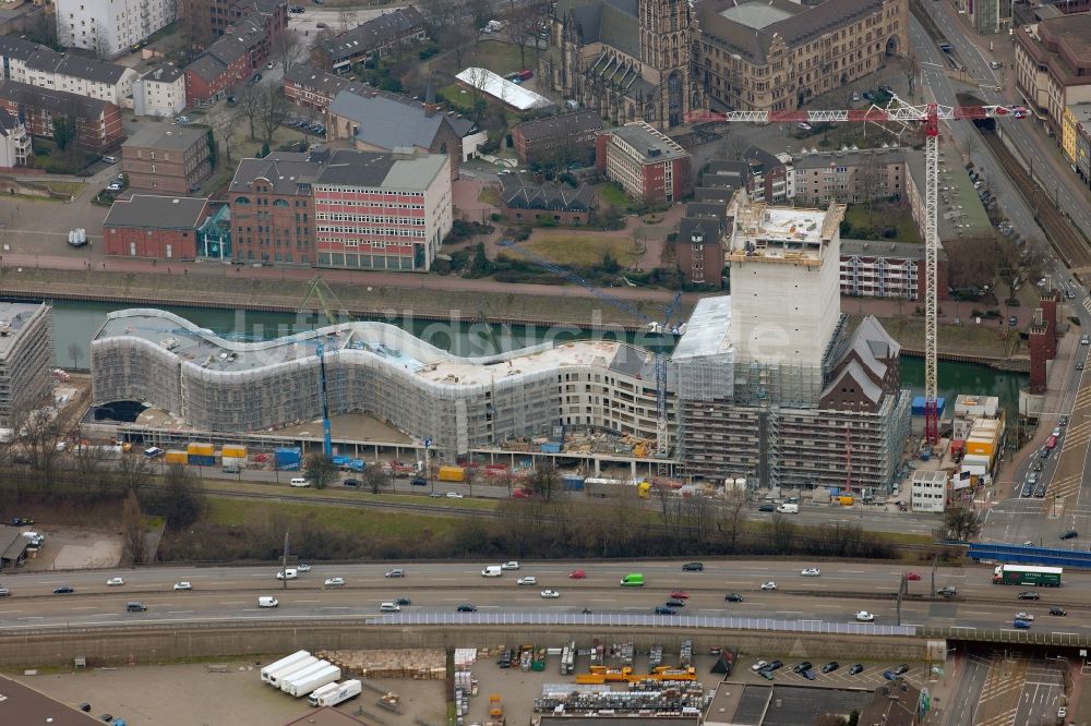 Duisburg von oben - Neubau des Landesarchiv NRW als größtes Archivgebäude Deutschlands auf einem vormaligen Kai- Gelände des Duisburger Innenhafens